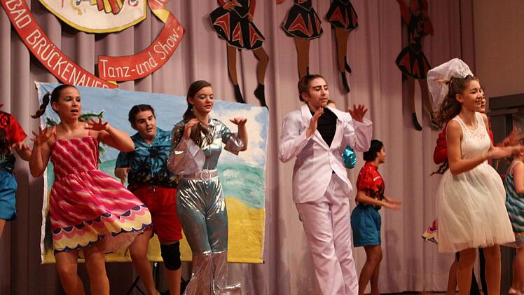 Einen Showtanz zeigten die Brückenauer Teenies, frei nach dem Musical Mama Mia. Foto: Thomas Dill
