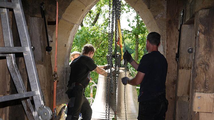Impression vom Einbau der neuen Kirchenglocken in Gleußen.Berthold Köhler