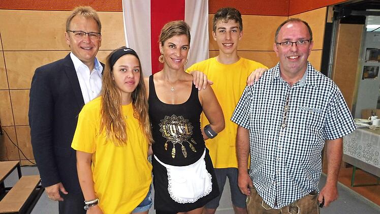 Die am weitesten angereisten Teilnehmer waren Jutta Pils und ihre Kinder Maximilian und Katja aus dem US-Bundesstaat Delaware. Alle drei waren nicht nur Wanderer, sondern halfen auch im Versorgungsteam mit. Hierüber freuten sich Bürgermeister Bernd Rebhan (li.) und der Wanderabteilungsleiter Jochen Pils. Fotos: Dieter Wolf