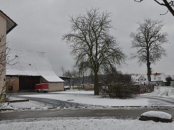 Am Ende der Schmiedstraße in Beutelsdorf soll eine Baulücke gefüllt werden. Dort steht auch eine stattliche alte Eiche (rechts).  Foto: Bernhard Panzer