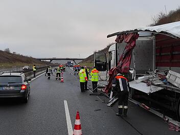 Lkw-Unfall auf der Autobahn A71: Durch die seitliche Ber&uuml;hrung wurden beide Sattelz&uuml;ge auf der gesamten L&auml;nge aufgerissen.