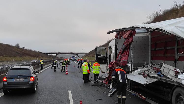 Lkw-Unfall auf der Autobahn A71: Durch die seitliche Ber&uuml;hrung wurden beide Sattelz&uuml;ge auf der gesamten L&auml;nge aufgerissen.