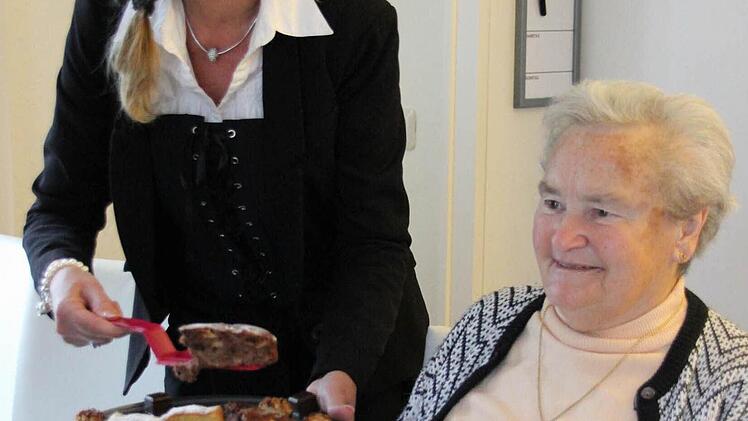 Andrea Harm serviert derzeit im Café Sorgenfrei Kuchen.