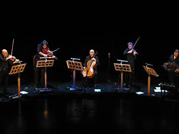Das Solis String Quartet und der Bandeonist Gianni Iorio im Kurtheater. Foto: Ahnert