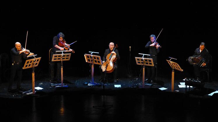 Das Solis String Quartet und der Bandeonist Gianni Iorio im Kurtheater. Foto: Ahnert