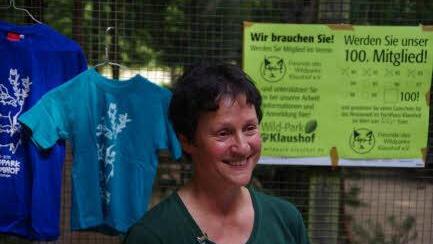Gudrun Heil-Franke mit "Merchandising-Artikeln" und Werbung um das 100. Mitglied