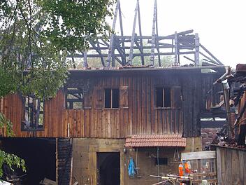 Die Nachforschungen nach der Brandursache der zwei Scheunen dauern an. Foto: Christian Schuberth