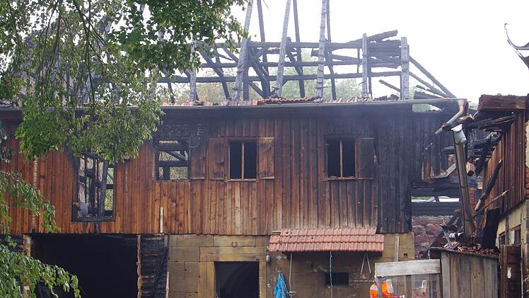 Die Nachforschungen nach der Brandursache der zwei Scheunen dauern an. Foto: Christian Schuberth