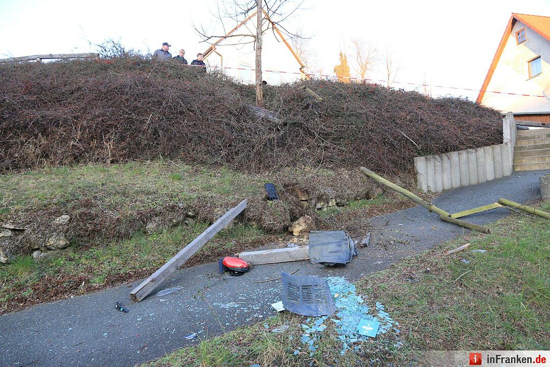 Pkw überschlägt sich in Hollfeld