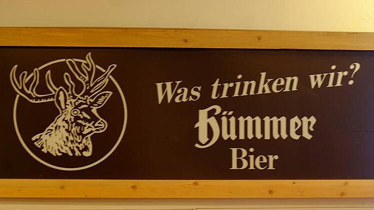 Die alte Werbetafel von Hümmer-Bier aus Breitengüßbach hat bei Prost in Denver einen Ehrenplatz. Fotos: Armin E. und Ursula Möller