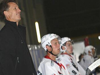 "Vorsichtig optimistisch" blickt Trainer Martin Reichert (links) trotz aller personellen Sorgen auf die ersten beiden Saisonpartien der "Hawks".