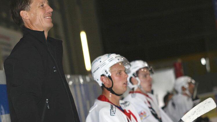 "Vorsichtig optimistisch" blickt Trainer Martin Reichert (links) trotz aller personellen Sorgen auf die ersten beiden Saisonpartien der "Hawks".