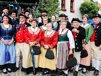Die Trachten-Gruppe des Zeiler Haßberg-Vereins präsentierte sich stolz in großer Zahl mit Maria und Lothar Biener (vorne Vierte und Dritter von rechts). Fotos: Matthias Hoch