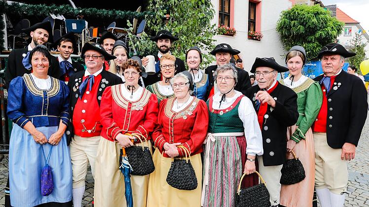 Die Trachten-Gruppe des Zeiler Haßberg-Vereins präsentierte sich stolz in großer Zahl mit Maria und Lothar Biener (vorne Vierte und Dritter von rechts). Fotos: Matthias Hoch