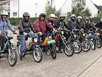 Die Mofas sind alle gut in Schuss, ein Faible fürs Schrauben sollten ihre Fahrer trotzdem haben. Foto: Richard Sänger