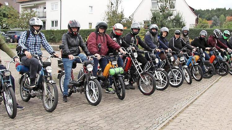 Die Mofas sind alle gut in Schuss, ein Faible fürs Schrauben sollten ihre Fahrer trotzdem haben. Foto: Richard Sänger