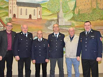 Noch ein Jahr als Vorsitzender, allerdings nur  kommissarisch, hängt Horst Krapf dran (von links): Bürgermeister Andreas Sandwall, Georg Bauer, Egbert Gabel, Andreas Schmitt, Gerhard Kirchner und kommissarischer Vorsitzender Horst Krapf. Foto: Björn Hein