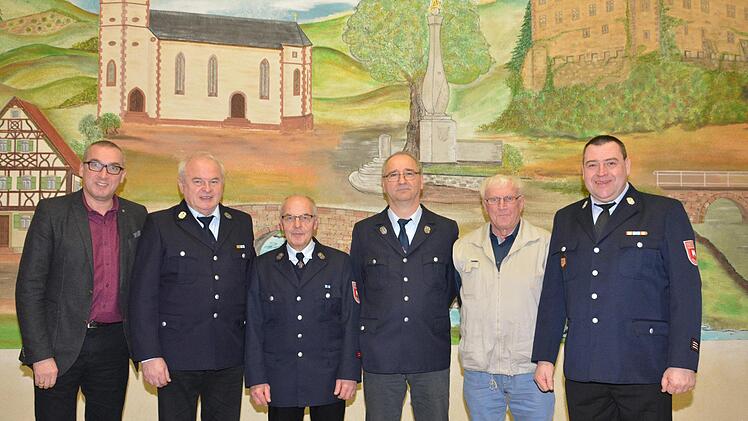 Noch ein Jahr als Vorsitzender, allerdings nur  kommissarisch, hängt Horst Krapf dran (von links): Bürgermeister Andreas Sandwall, Georg Bauer, Egbert Gabel, Andreas Schmitt, Gerhard Kirchner und kommissarischer Vorsitzender Horst Krapf. Foto: Björn Hein