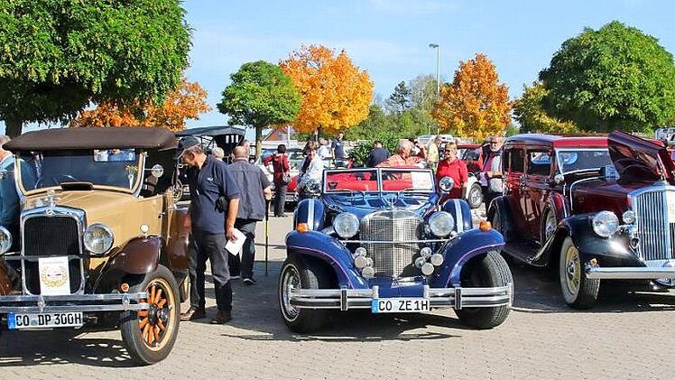 Der ganze Parkplatz der Firma Winzer war mit Oldtimern der verschiedensten Marken gefüllt. Fotos: Michael Stelzner