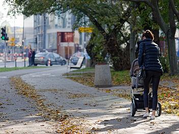 Frau mit Kind wird angefahren