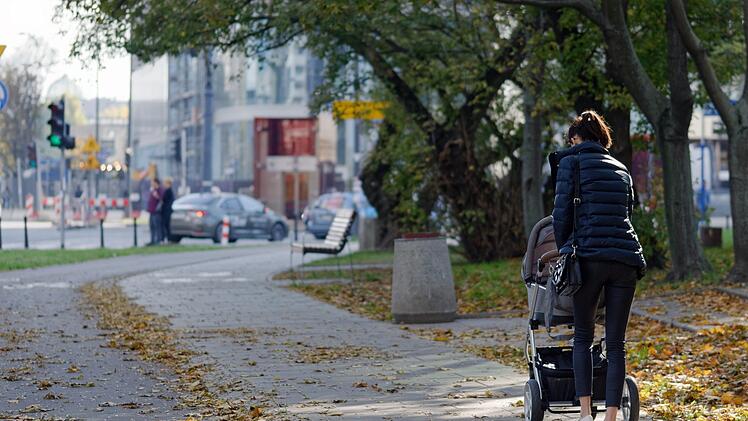 Frau mit Kind wird angefahren