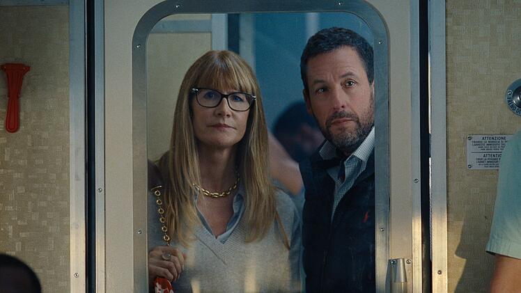 PR-Beauftragte Liz (Laura Dern) und Assistent Ron (Adam Sandler) können manchmal nur staunen, was Jay Kelly gerade wieder anstellt.