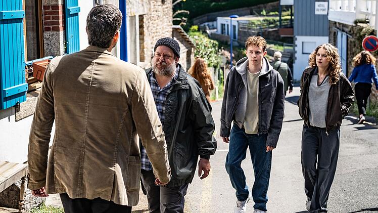 Brigitte (Josefine Keller) und Eric (Paul Ahrens, zweiter von rechts) haben die Leiche in der H&ouml;hle gefunden und die Polizei alarmiert. Erics Vater, der Wirt Mathis (Matthieu Svetchine, zweiter von links), hatte ein Zimmer an den Ermordeten vermietet. Alle drei haben interessante Informationen f&uuml;r Kommissar Dupin (Pasquale Aleardi).