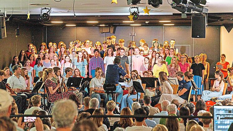 Der Gro&szlig;e Chor wurde abwechselnd vom Orchester und der Bigband begleitet.Frederike Rodewald