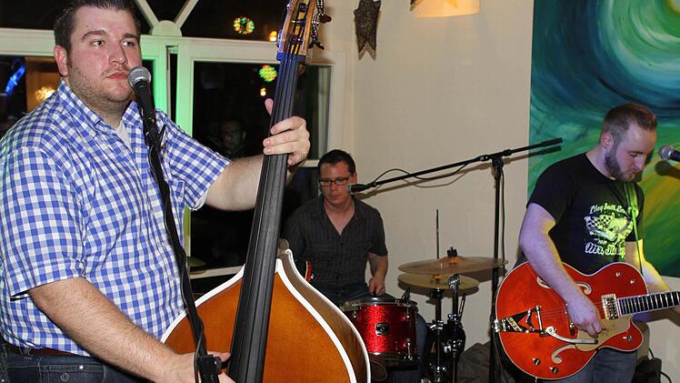 Ohne große Hilfsmittel trat die Rockabillyband "Cutfeet" im Lupas auf.