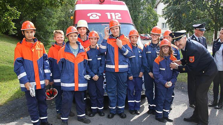 KBI Reinhard Hartung konnte mit großer Freude allen Jugendlichen das Abzeichen der Jugendflamme der Stufe I überreichen. Foto: Michael Stelzner