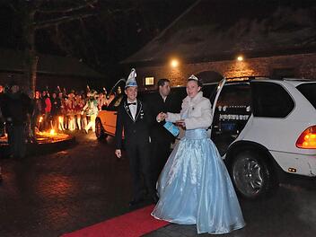 Das Kinder-Prinzenpaar Niklas I. und Anna-Lena I. fuhr in einer Stretch-Limousine vor. Fotos: Gerd Schaar