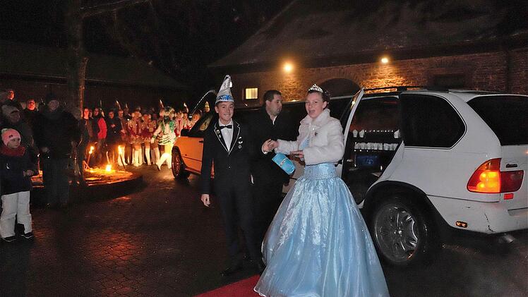 Das Kinder-Prinzenpaar Niklas I. und Anna-Lena I. fuhr in einer Stretch-Limousine vor. Fotos: Gerd Schaar