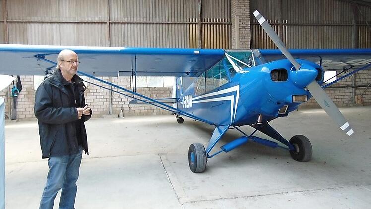 Herbert Fuehr in der Flugzeughalle  Foto: Petra Malbrich