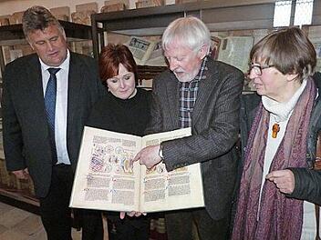 Armin Pfeundner zeigte aus seiner Faksimile-Sammlung Facetten aus Werk und Leben des Reformators Martin Luther. Von links Bürgermeister Gerhard Schneider, Christina Flauder, Armin Pfreundner und Ehefrau Ursula Pfreundner. Foto: Werner Reißaus
