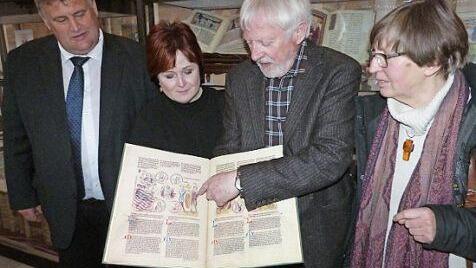 Armin Pfeundner zeigte aus seiner Faksimile-Sammlung Facetten aus Werk und Leben des Reformators Martin Luther. Von links Bürgermeister Gerhard Schneider, Christina Flauder, Armin Pfreundner und Ehefrau Ursula Pfreundner. Foto: Werner Reißaus