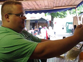 Tobias Holland zapft zum letzten Mal in der Freischießen-Zeit das Bier für die Gäste im Kettelerhaus-Biergarten. Ende Oktober wird er seine Cinemabar "Holly's" schließen. Foto: Marco Meißner