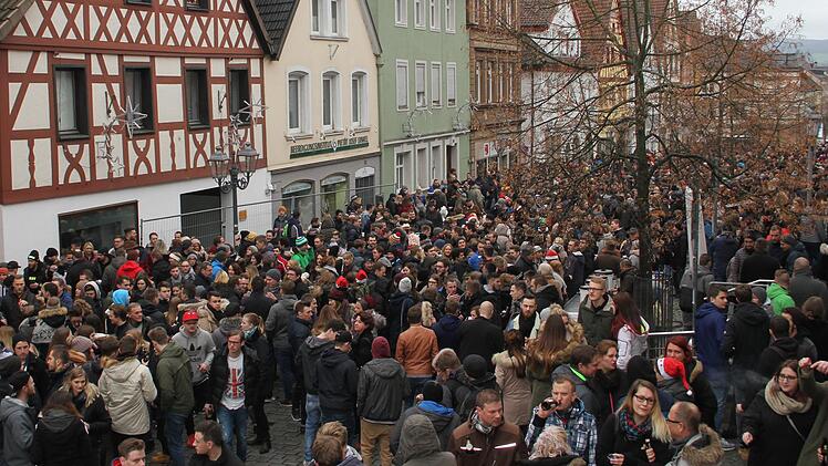 Die Geschäfte waren geschlossen, doch das tat dem Rummel beim Heiligen Frühschoppen keinen Abbruch: Im Gegenteil - so viele Menschen wie in diesem Jahr waren schon lange nicht mehr da.Sonny Adam