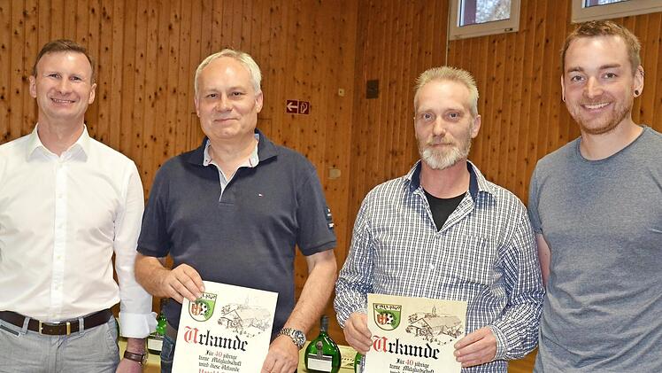 Harald Göbel (2. von links) und Burkard Schmittroth (rechts daneben) wurden für 40-jährige Treue zum Verein mit der silbernen Ehrennadel und einer Urkunde vom Vereinsvorsitzenden Julian Engelhardt (rechts) ausgezeichnet. Es gratulierte Stadtrat Markus Göbel (links).  Foto: Jana Keul