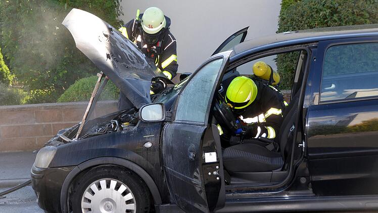 Der Motorraum brannte völlig aus.  Foto: Peter Rauch