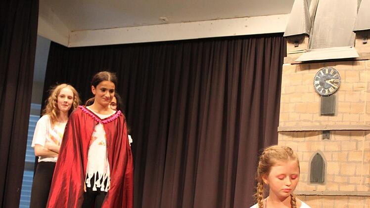 Die Akteure schl&uuml;pften in verschiedene Zeitepochen und spielten mit gro&szlig;er Hingabe ihre jeweiligen Rollen.Christiane Reuther