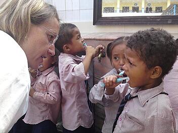 Immer wieder fahren Zahnärzte und Zahnarzthelferinnen nach Nepal, um die Kinder zu behandeln. Foto: Archiv
