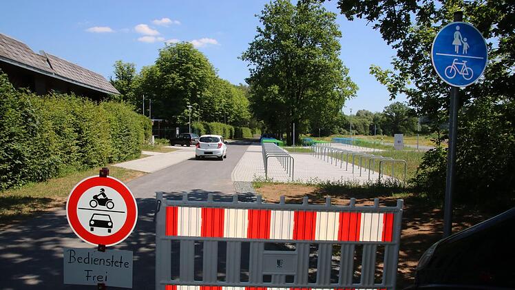 Sogar während des Fototermins ignoriert eine Frau die Absperrung. Foto: Jürgen Gärtner