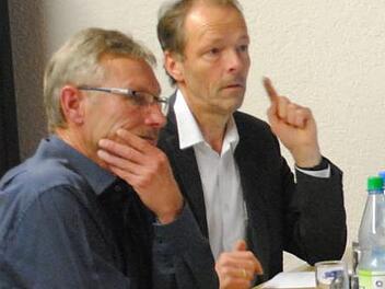 Genaue Informationen über die nötige Vorgehensweise gab Joachim Mair (rechts) vom ALE. Durch die Sitzung führte Bürgermeister Wilhelm Friedrich (links). Foto: Evelyn Schneider