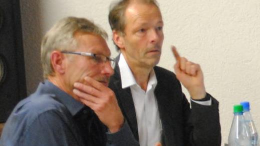 Genaue Informationen über die nötige Vorgehensweise gab Joachim Mair (rechts) vom ALE. Durch die Sitzung führte Bürgermeister Wilhelm Friedrich (links). Foto: Evelyn Schneider