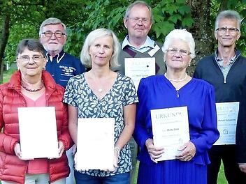Vorsitzende Gerlinde Muhr (links) mit (nach rechts) Karin Rüster, Reiner Bock, Ilona Stich, Henri Schulz, Betty Götz, Ronald Schoberth und Bürgermeister Herwig Neumann