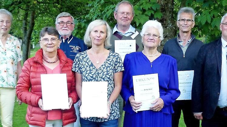 Vorsitzende Gerlinde Muhr (links) mit (nach rechts) Karin Rüster, Reiner Bock, Ilona Stich, Henri Schulz, Betty Götz, Ronald Schoberth und Bürgermeister Herwig Neumann