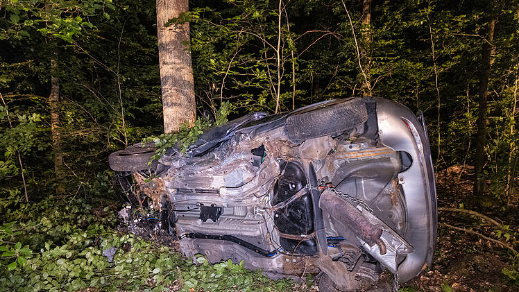 Schwerverletzt den Notruf gewählt: 27-Jähriger kracht im Waldstück gegen einen Baum