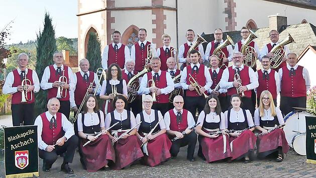 Die Blaskapelle Aschach tritt beim Weinfest auf.
