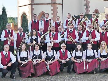 Die Blaskapelle Aschach tritt beim Weinfest auf.