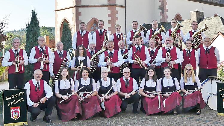 Die Blaskapelle Aschach tritt beim Weinfest auf.